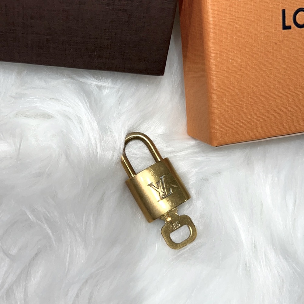 LOUIS VUITTON padlock and key #318
